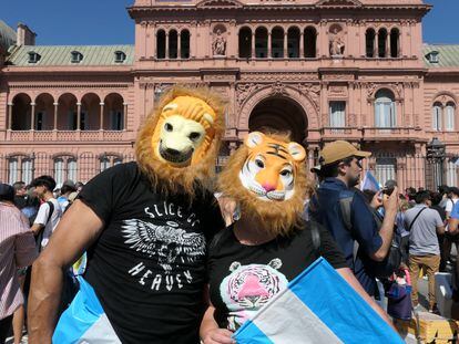 Simpatizantes del presidente electo de Argentina, Javier Milei, se reúnen en la Casa Rosada para recibirlo, el pasado domingo en Buenos Aires.