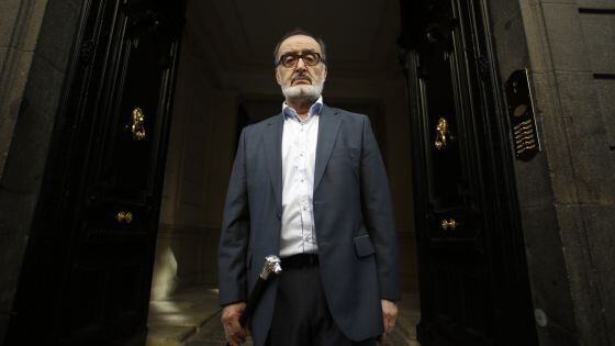 El autor Sergio Macías delante de la antigua embajada chilena en Madrid.