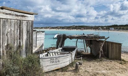 Una barca en un embarcadero de la playa de Ses Illetes, en la isla de Formentera.
