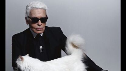 Karl Lagerfeld, con su gata &lsquo;Choupette&rsquo;.