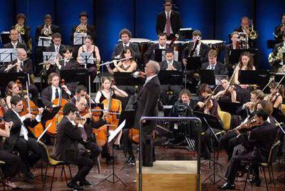 Barenboim, en 2005, dirigiendo a la West Eastern Diwan Orchestra en la ciudad de Ramala.