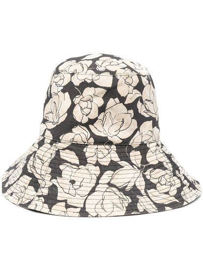 Anticípate a la primavera con este sombrero de estampado floral y estilo pescador de Nanushka. Lo tienes aquí con un precio de 145 euros.