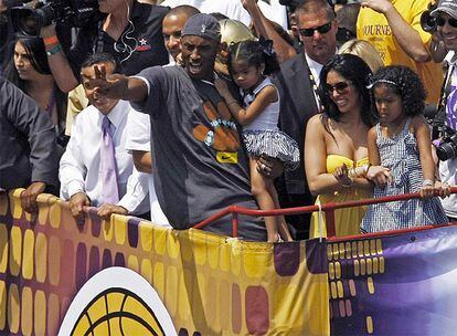 Los jugadores recorren la ciudad en autobuses de dos plantas, junto a sus familiares. Como Kobe Bryant, que saluda a sus seguidores junto a su mujer y sus dos hijas.