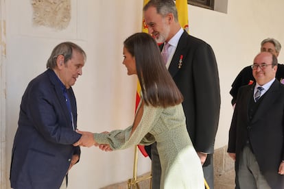 Rey Felipe VI  y la reina Letizia saludan a Rafael Cadenas a su llegada a la ceremonia de entrega del Premio Cervantes este lunes en Alcalá de Henares.