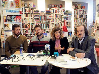 Desde la izquierda, los diputados de En Marea Antón Gómez-Reino, Juan Carlos Corbacho, Yolanda Díaz y Miguel Anxo Fernán Vello en A Coruña.