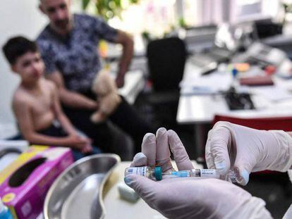 Un médico prepara una vacuna contra el sarampión en Rumanía.