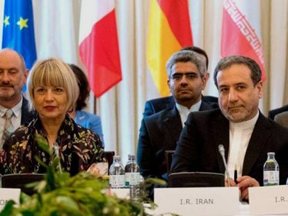 La negociadora europea, Helga Schmid, y el de Irán, Abbas Araghchi, el domingo en Viena. En vídeo: declaraciones del negociador nuclear iraní, Abbas Araghchi.