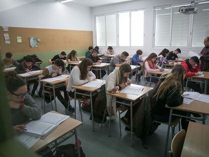 Alumnos durante un examen en un instituto de Barcelona, en una imagen de archivo.