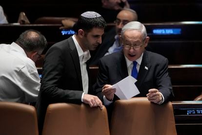 Benjamín Netanyahu (derecha), con su ministro de Comunicaciones, Shlomo Karhi, este lunes en el Parlamento israelí, en Jerusalén.