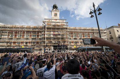 Aficionados del Real Madrid en la Puerta del Sol.