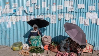 Dos mujeres venden verduras en un puesto callejero en Etiopía.