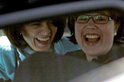 Delia Velculescu e Isabel von Koppen Mertes, la jefa de la troika y la representante del BCE en Chipre, se r&iacute;en dentro de un coche, este mi&eacute;rcoles en Nicosia.