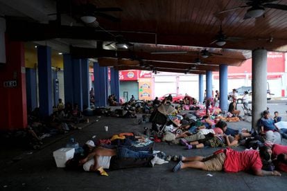 Cientos de migrantes durmiendo en el parque central de Tapachula.