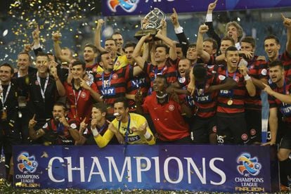 Los jugadores del Western Sidney australiano levantan el título de la AFC Champions League en 2014.