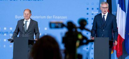 El ministro alemán de Finanzas, Olaf Scholz, y su homólogo francés, Bruno Le Maire, este lunes en Berlín.