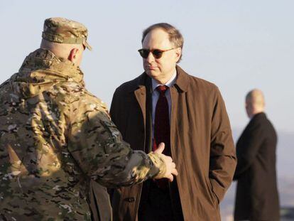 Alexander Vershbow conversa con un oficial durante unas maniobras del Ej&eacute;rcito georgiano en la base militar de Vaziani, el pasado viernes.