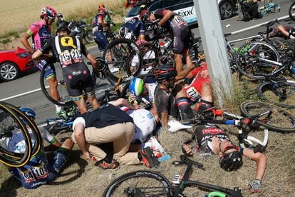 Una veintena de ciclistas se han visto involucrados en una caída masiva a 50 kilómetros de la meta de la tercera etapa del Tour, que se disputaba entre Amberes y el Muro de Huy.