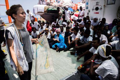 Los miembros de las ONG explican la situación a los migrantes.