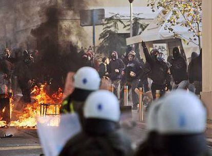 Radicales se enfrentan a la policía antidisturbios durante una marcha de manifestación