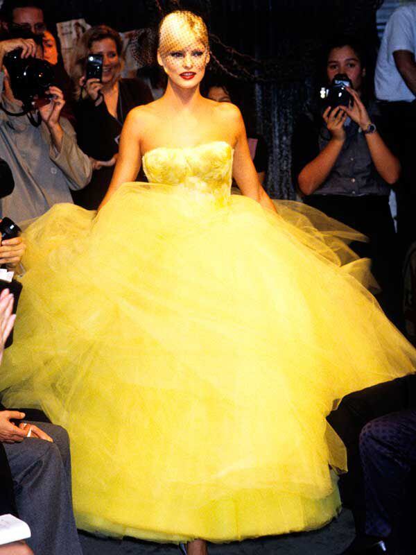 Linda Evangelista con vestido de tul amarillo de Alexander McQueen.