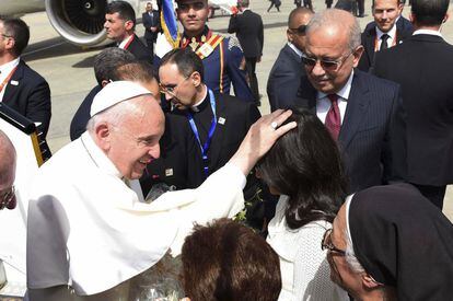 El papa Francisco bendice a una mujer egipcia a su llegada al aeropuerto de El Cairo (Egipto). La visita de Francisco tiene como objetivo también reactivar las frías relaciones entre Al Azhar y el Vaticano, crispadas en 2006 tras las controvertidas declaraciones del entonces papa Benedicto XVI en las que pareció vincular el islam con la violencia.