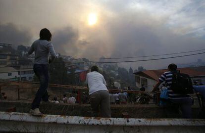 Vecinos observan el incendio en el cerro Ramaditas 