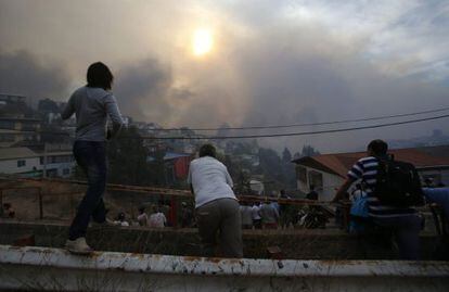 Vecinos observan el incendio en el cerro Ramaditas