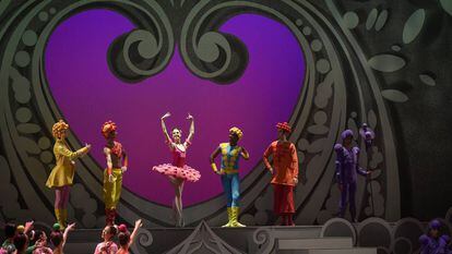 Escena de 'La bella durmiente´, puesta de 2018 del Ballet Nacional, con vestuario de Agatha Ruiz de la Prada