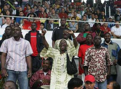 Aficionados malienses animan a su equipo durante el primer partido del Mundialito.