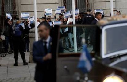 Protesta en la plaza de la Villa ante la llegada del presidente argentino.