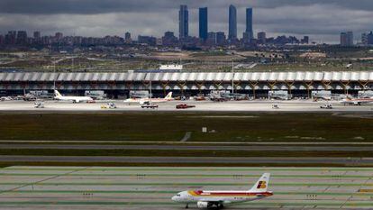 Un avi&oacute;n de Iberia en la pista visto desde la torre de control del aeropuerto Madrid-Barajas