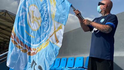 Un aficionado de la UD Ibiza hace flamear una bandera del equipo durante el partido contra el Burgos CF de la séptima jornada de LaLiga SmartBank.