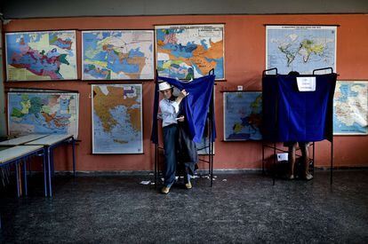 En Grecia no se dan cifras de participación, pero los analistas apuntan a que puede haber una alta abstención debido al desencanto general que se percibe en la calle. En la imagen, un anciano vota en Atenas.