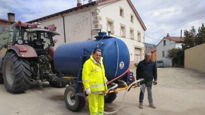 Julio Capillas, alcalde de Busto de Bureba (izquierda), y Javier Ruiz, de Miraveche (derecha), con un tractor para limpiar las calles.