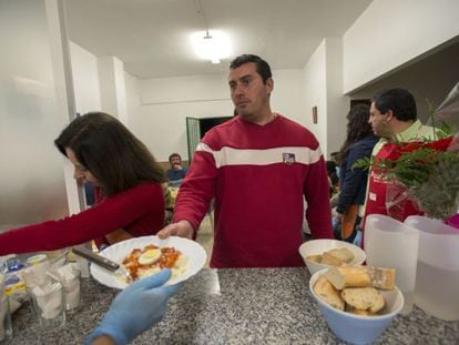 Antonio Luque recibe el plato de cena esta noche en un comedor social de Jaén.