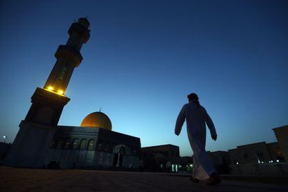 Un musulmán llega a la mezquita Bani Hashim para ejercer la oración del atardecer durante el sagrado mes del Ramadán, en Abu Dabi (Emiratos Árabes Unidos).