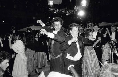 “Las Mays Balls de Cambridge son fiestas que se convocan después del final de los exámenes y duran toda la noche. Esta es simplemente una foto de dos chicos pasándolo bien”, informa el autor de esta imagen titulada ‘Raff Brodie y Mark Scott, bailando durante el Pembroke May Ball, Cambridge. 14 de junio de 1988’.