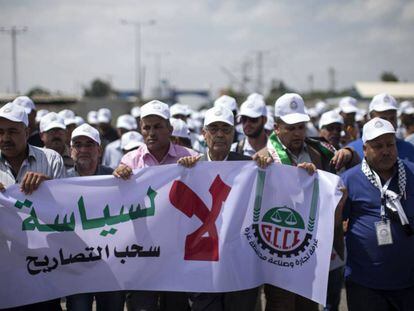 Comerciantes palestinos de Gaza se manifiestan el pasado 15 de agosto contra la suspensi&oacute;n de sus permisos para cruzar a Israel.