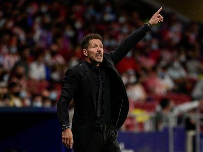 Diego Pablo Simeone da indicaciones durante el Atlético-Barcelona (2-0) disputado el sábado en el Wanda Metropolitano. (Photo by JAVIER SORIANO / AFP)