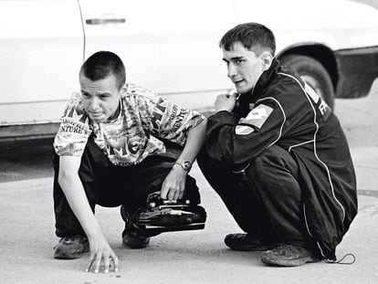 Los ‘gopniks’ siempre han estado ahí. Desde finales de los ochenta, cuando la ‘perestroika’ inició el fin de la Unión Soviética, los jóvenes se congregan en los patios de los complejos de viviendas, de cuclillas, vestidos con chándales Adidas de imitación y bebiendo cerveza. La fotografía pertenece a la serie 'The day in the city' realizada por Alik Yakubovich.