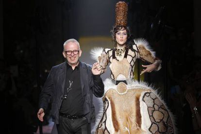 El dise&ntilde;ador Jean Paul Gaultier junto a la modelo Anna Cleveland, tras finalizar su desfile.