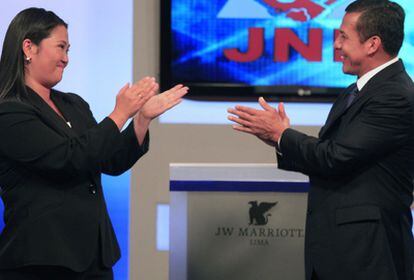 Los dos candidatos electorales se aplauden tras debatir ante las elecciones del 5 de junio