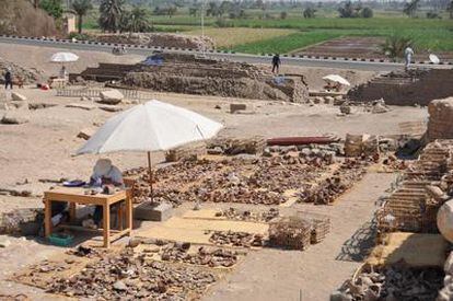 Proceso de documentación de cerámica en el templo funerario de Tutmosis III en Luxor.