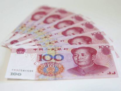 Varios billetes de 100 yuanes en Pek&iacute;n, China