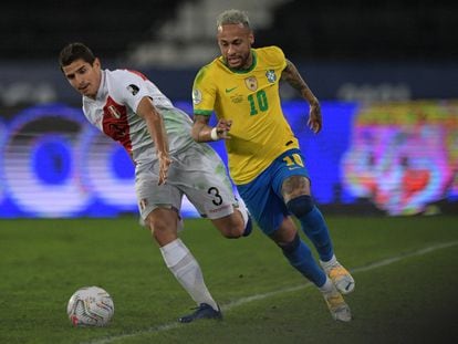 Neymar ante  Corzo, en el partido entre Brasil y Perú.
