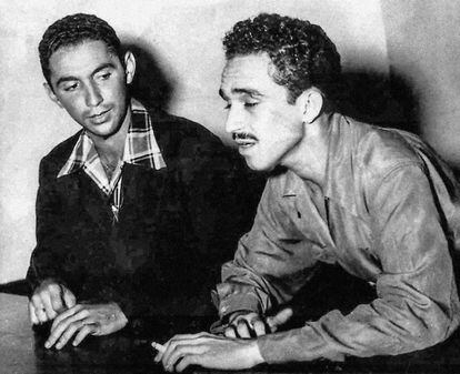 Gabriel García Márquez con el compositor Rafael Escalona en Barranquilla, hacia 1951.