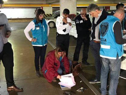 La policía de la Ciudad de Buenos Aires detiene al médico Ricardo Russo en el estacionamiento del Hospital Garrahan.