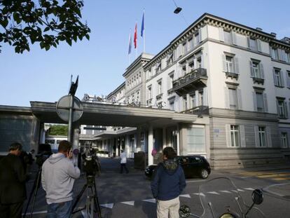 L'hotel Baur au Lac de Zuric, on es desenvolupa l'operació.