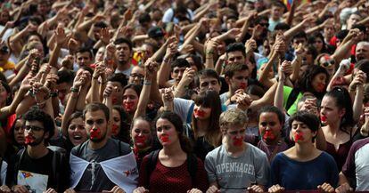 Protesta d'estudiants a Barcelona per les càrregues policials.