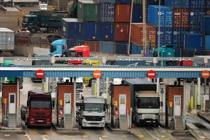 Camiones pasando el control de seguridad para entrar en el puerto de Barcelona. 